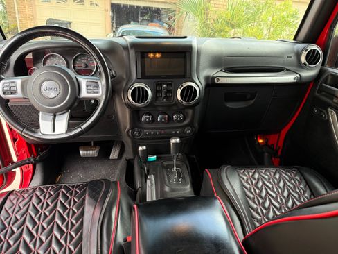Used 2016 Jeep Wrangler Unlimited Rubicon AWD/4WD image 9