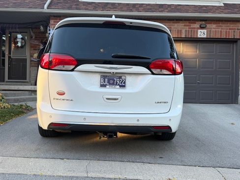 Used 2018 Chrysler Pacifica Limited image 5