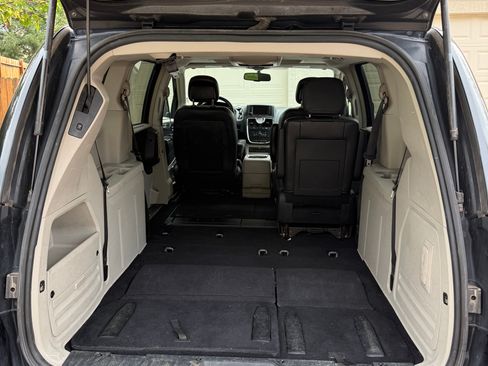 Used 2014 Chrysler Town & Country Touring w/ Driver Convenience Group image 10