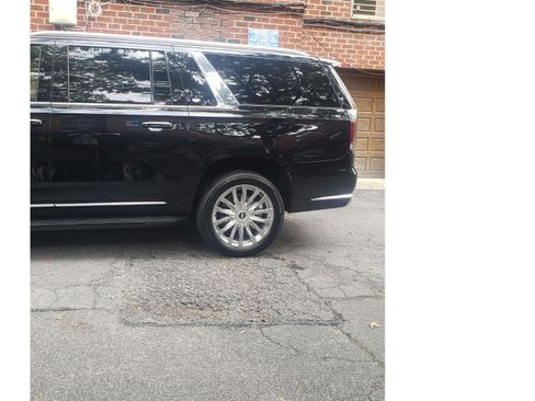 Used 2023 Cadillac Escalade ESV Premium Luxury image 4