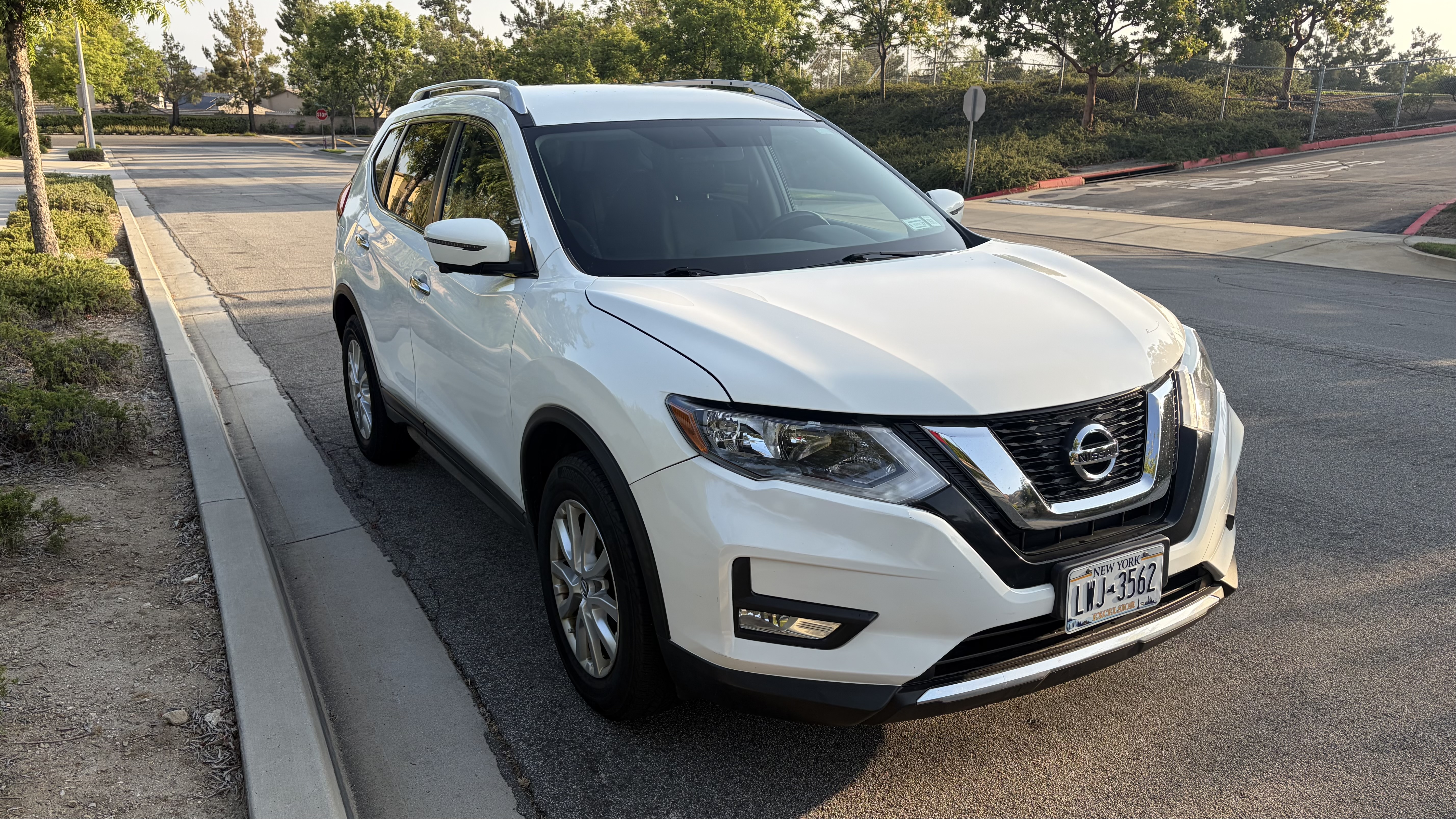 Used 2017 Nissan Rogue SV w/ SV Premium Package AWD/4WD image 2