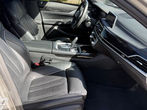 Used 2021 BMW 740i w/ M Sport Package image 8