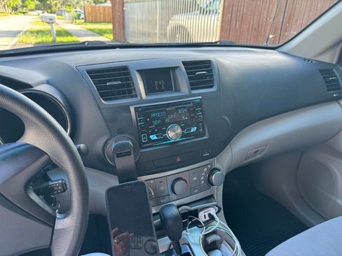 Used 2012 Toyota Highlander FWD image 11