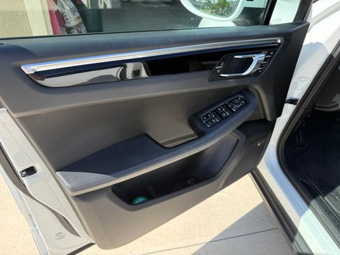 Used 2019 Porsche Macan AWD/4WD image 8