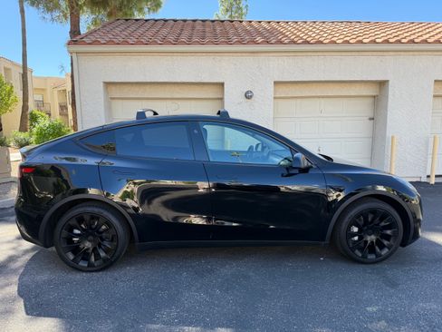 Used 2023 Tesla Model Y Long Range image 1