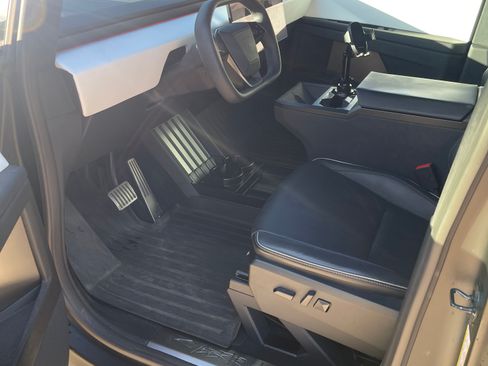 Used 2024 Tesla Cybertruck AWD Crew Cab image 8