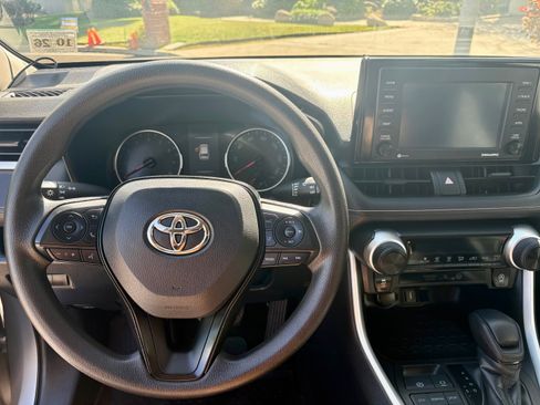 Used 2021 Toyota RAV4 LE image 11