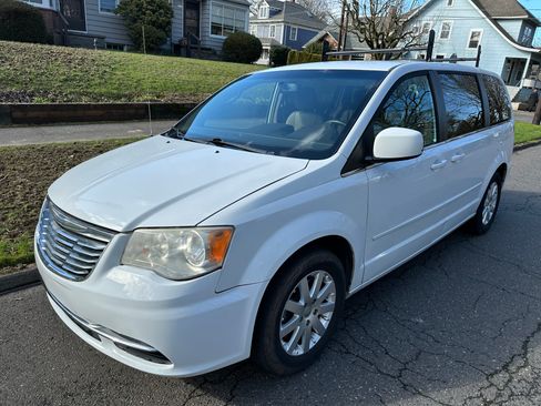 Used 2015 Chrysler Town & Country LX image 4