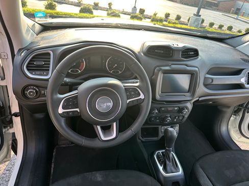 Used 2019 Jeep Renegade Latitude FWD image 14