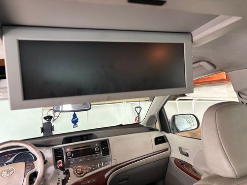 Used 2011 Toyota Sienna XLE w/ Entertainment Pkg FWD image 4