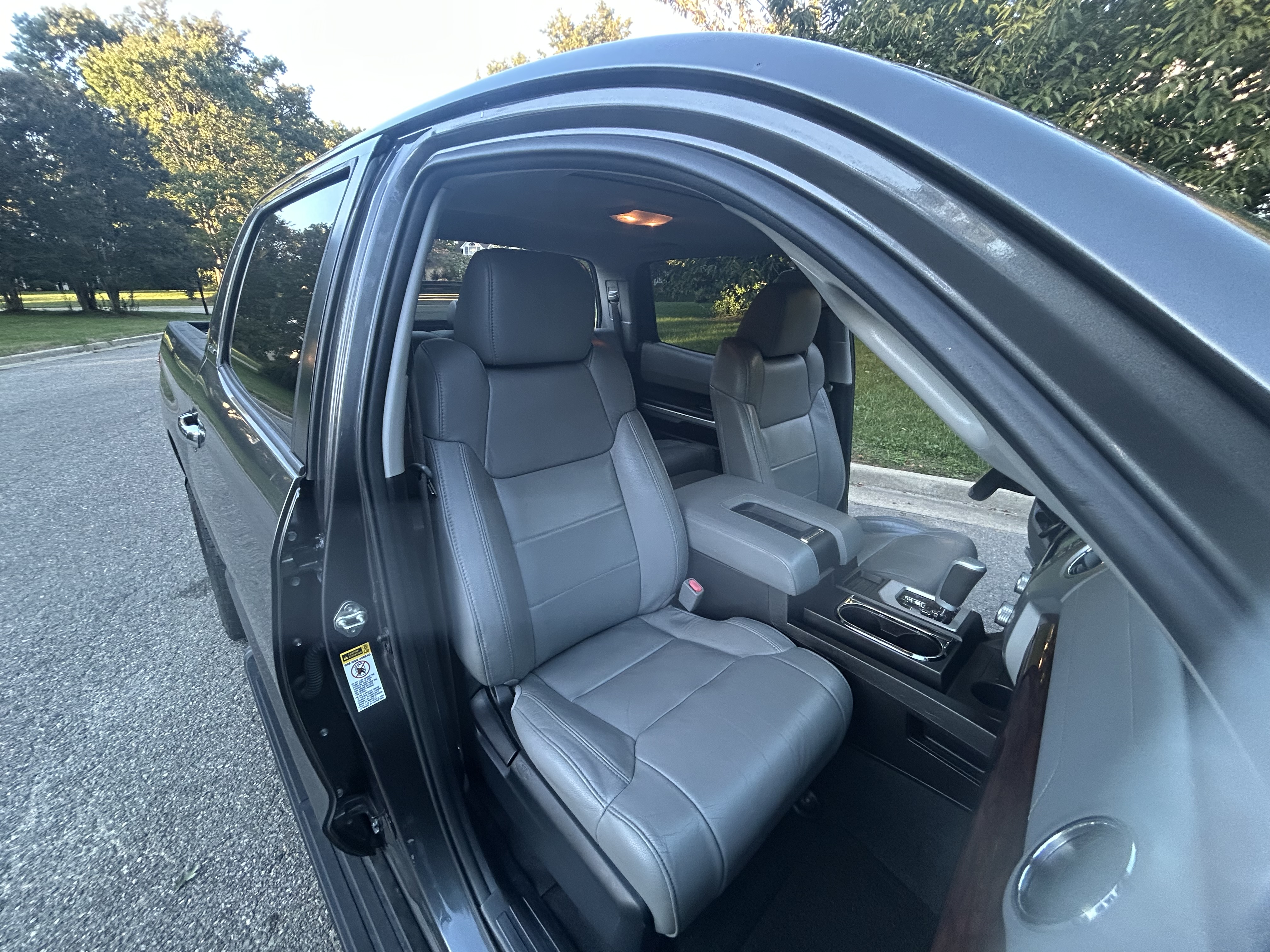 Used 2015 Toyota Tundra Limited w/ Limited Premium Package AWD/4WD image 8