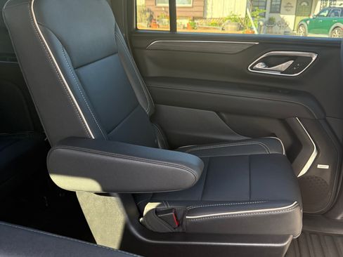 Used 2024 GMC Yukon XL SLT w/ SLT Luxury Package image 11