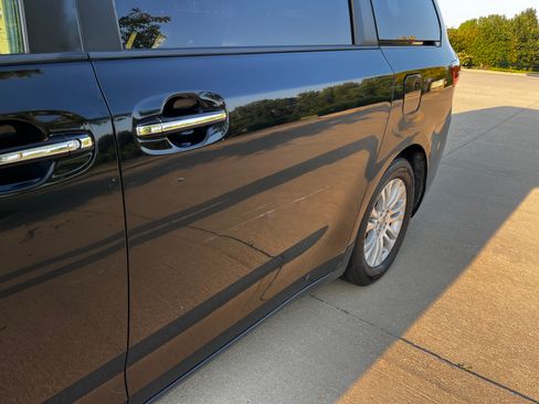 Used 2015 Toyota Sienna XLE w/ XLE Navigation Package FWD image 2