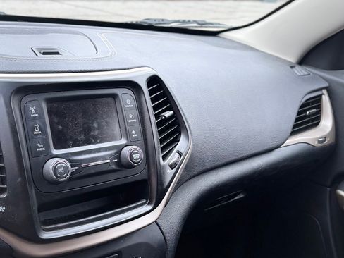 Used 2017 Jeep Cherokee Sport image 14