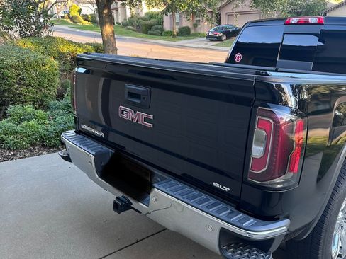 Used 2018 GMC Sierra 1500 SLT w/ Enhanced Driver Alert Package image 8