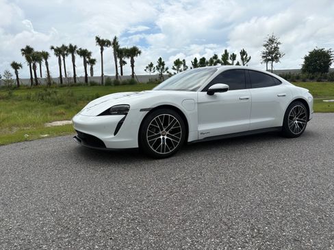 Used 2022 Porsche Taycan RWD image 5
