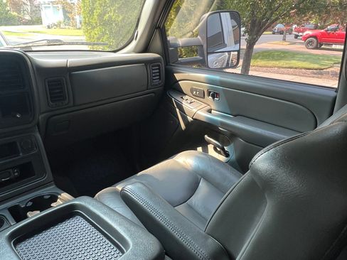 Used 2005 GMC Sierra 2500 SLT AWD/4WD image 16