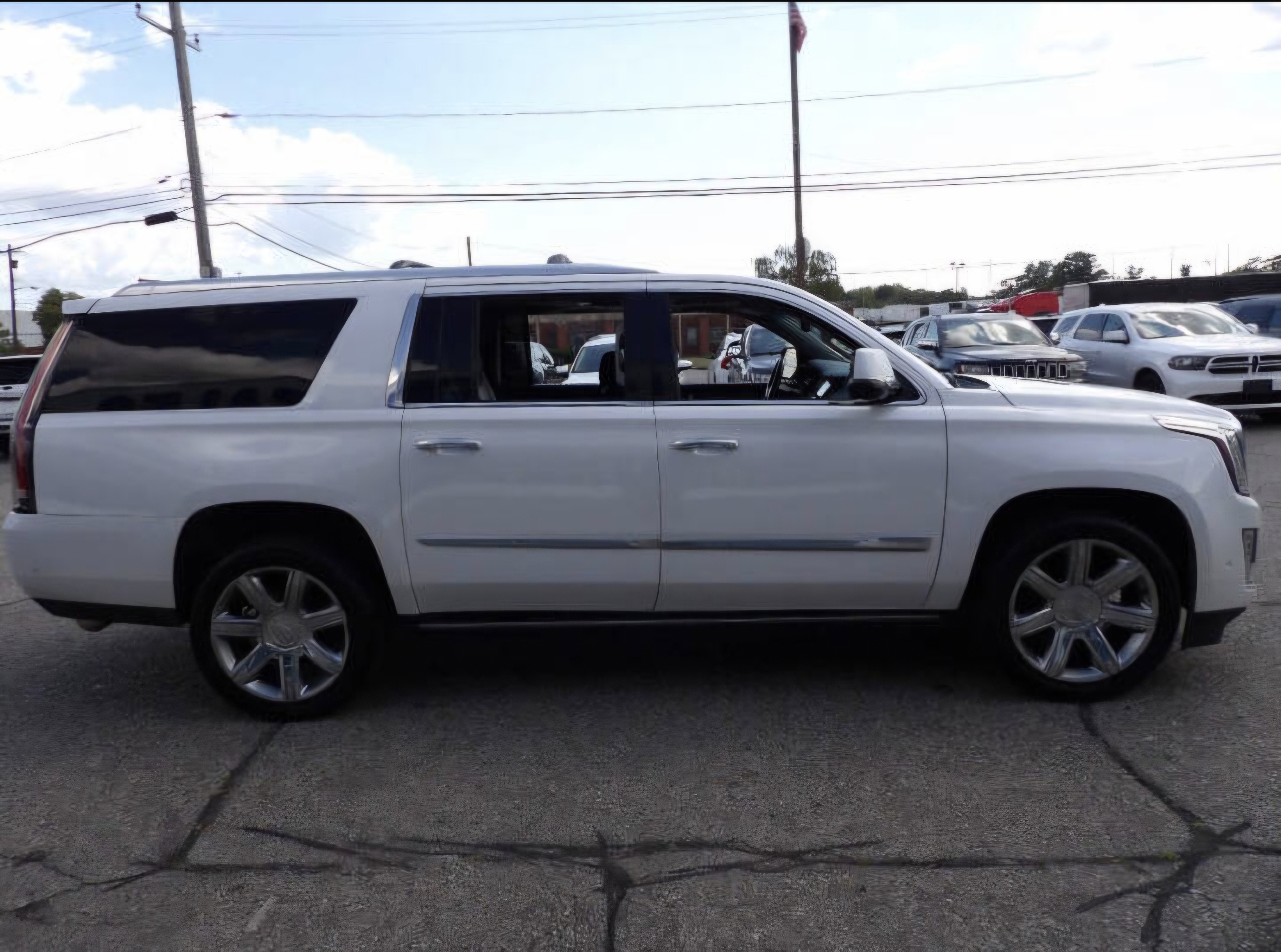 Used 2017 Cadillac Escalade ESV Premium Luxury AWD/4WD image 10