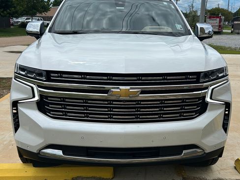 Used 2022 Chevrolet Suburban Premier w/ Premium Package 2 AWD/4WD image 4