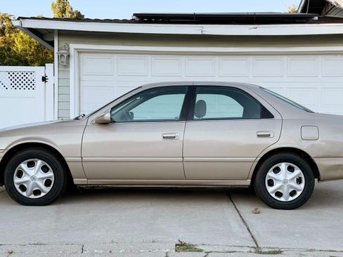Used 2001 Toyota Camry LE image 2