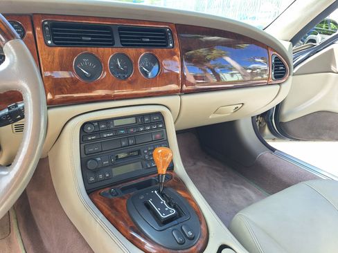Used 2000 Jaguar XK8 Convertible image 12