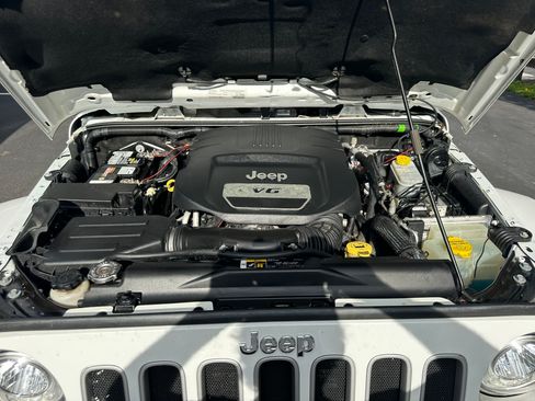 Used 2018 Jeep Wrangler Unlimited Sahara w/ Max Tow Package AWD/4WD image 6