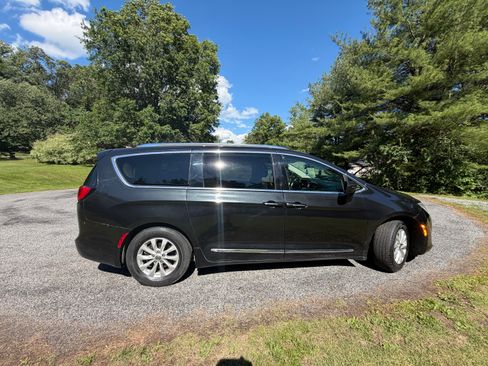 Used 2019 Chrysler Pacifica Touring-L FWD image 2