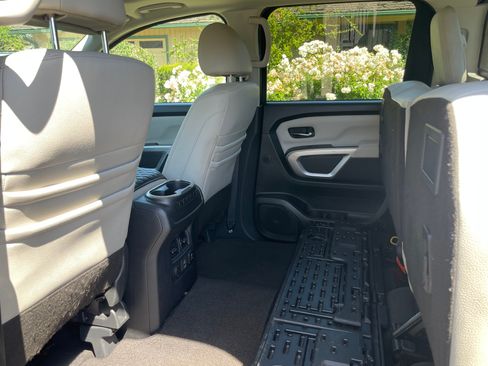 Used 2021 Nissan Titan SL w/ Moonroof Package AWD/4WD image 10