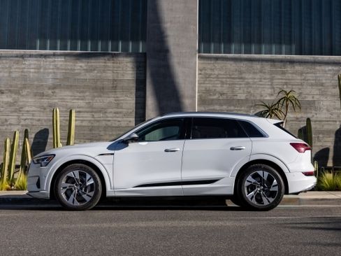 Used 2023 Audi e-tron Premium Plus w/ Premium Plus Package image 2