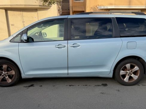 Used 2015 Toyota Sienna LE image 4
