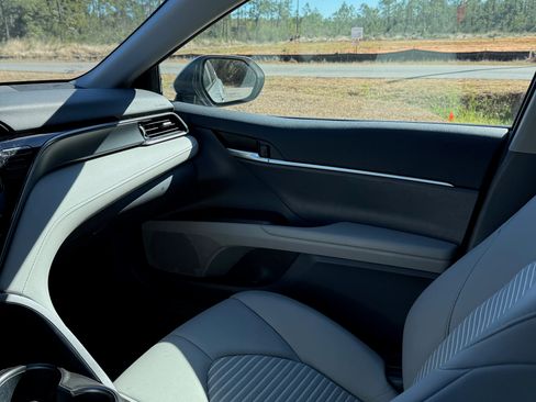 Used 2023 Toyota Camry SE image 9