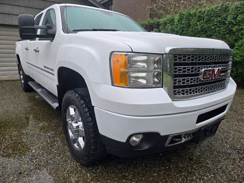 Used 2012 GMC Sierra 2500 Denali w/ Suspension Package, Off-Road image 2