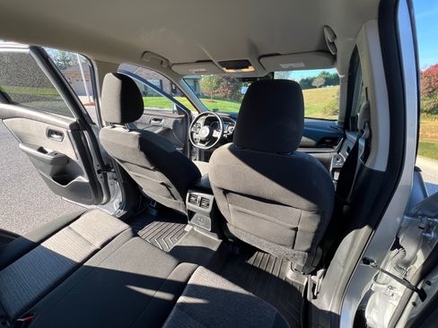 Used 2021 Nissan Rogue SV image 15