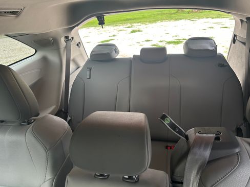 Used 2022 Toyota Sienna XLE w/ XLE Plus Package FWD image 12