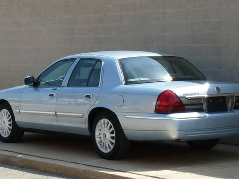 Used 2009 Mercury Grand Marquis LS image 2