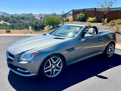 Used 2015 Mercedes-Benz SLK 250 image 2