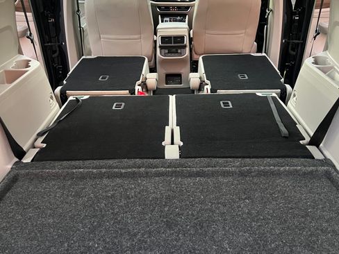 Used 2024 Volkswagen Atlas SE w/ Panoramic Sunroof Package image 11