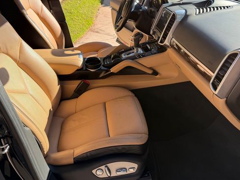 Used 2017 Porsche Cayenne S image 18