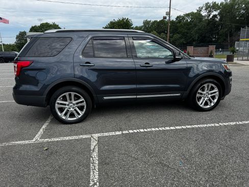 Used 2017 Ford Explorer XLT w/ Equipment Group 202A AWD/4WD image 5