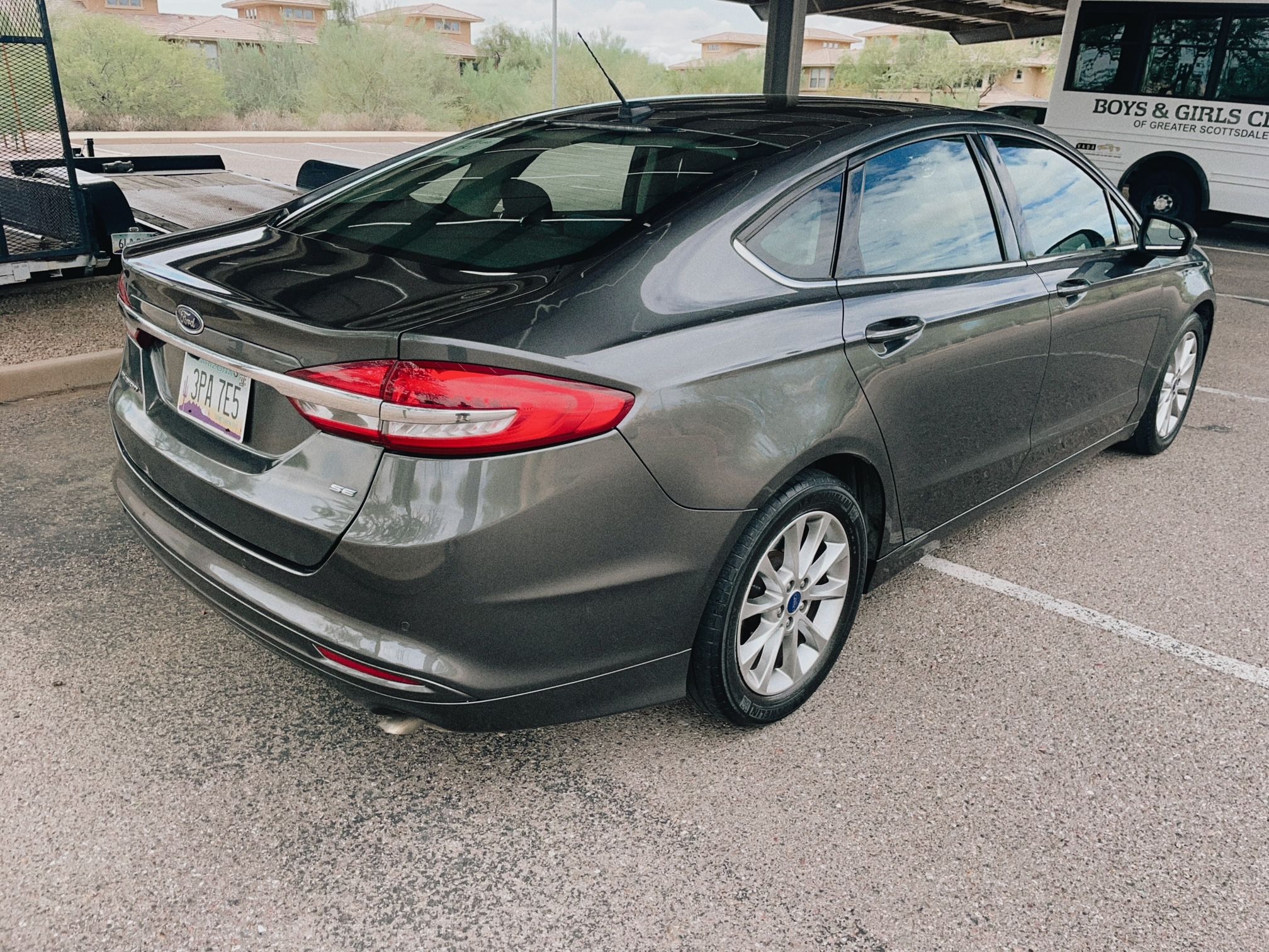 Used 2017 Ford Fusion SE w/ Fusion SE Technology Package FWD image 2