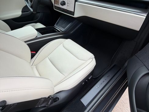 Used 2022 Tesla Model S Plaid image 12