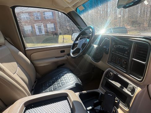 Used 2003 Chevrolet Suburban Z71 image 10