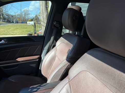 Used 2015 Mercedes-Benz GL 550 4MATIC w/ Driver Assistance Package image 4