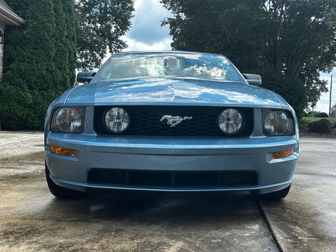 Used 2005 Ford Mustang GT RWD image 2