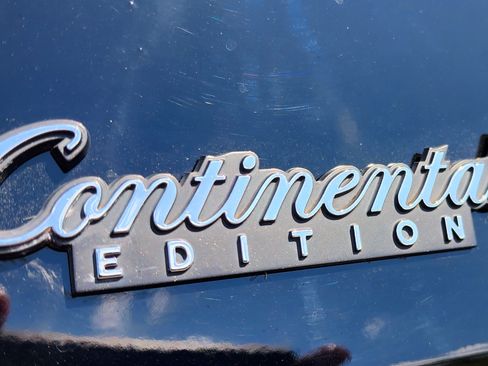 Used 2010 Lincoln Town Car Signature Limited image 19