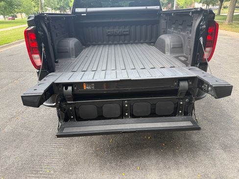 Used 2022 GMC Sierra 1500 Elevation w/ LPO, Elevation Black Package AWD/4WD image 8