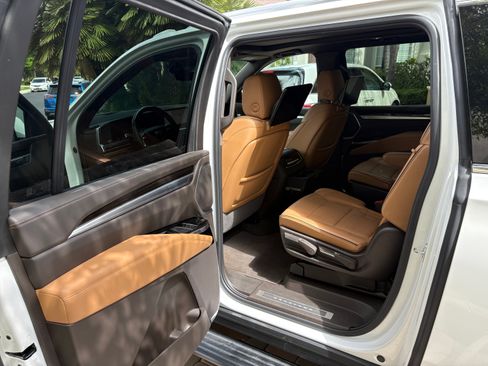 Used 2025 Cadillac Escalade ESV Premium Luxury AWD/4WD image 20