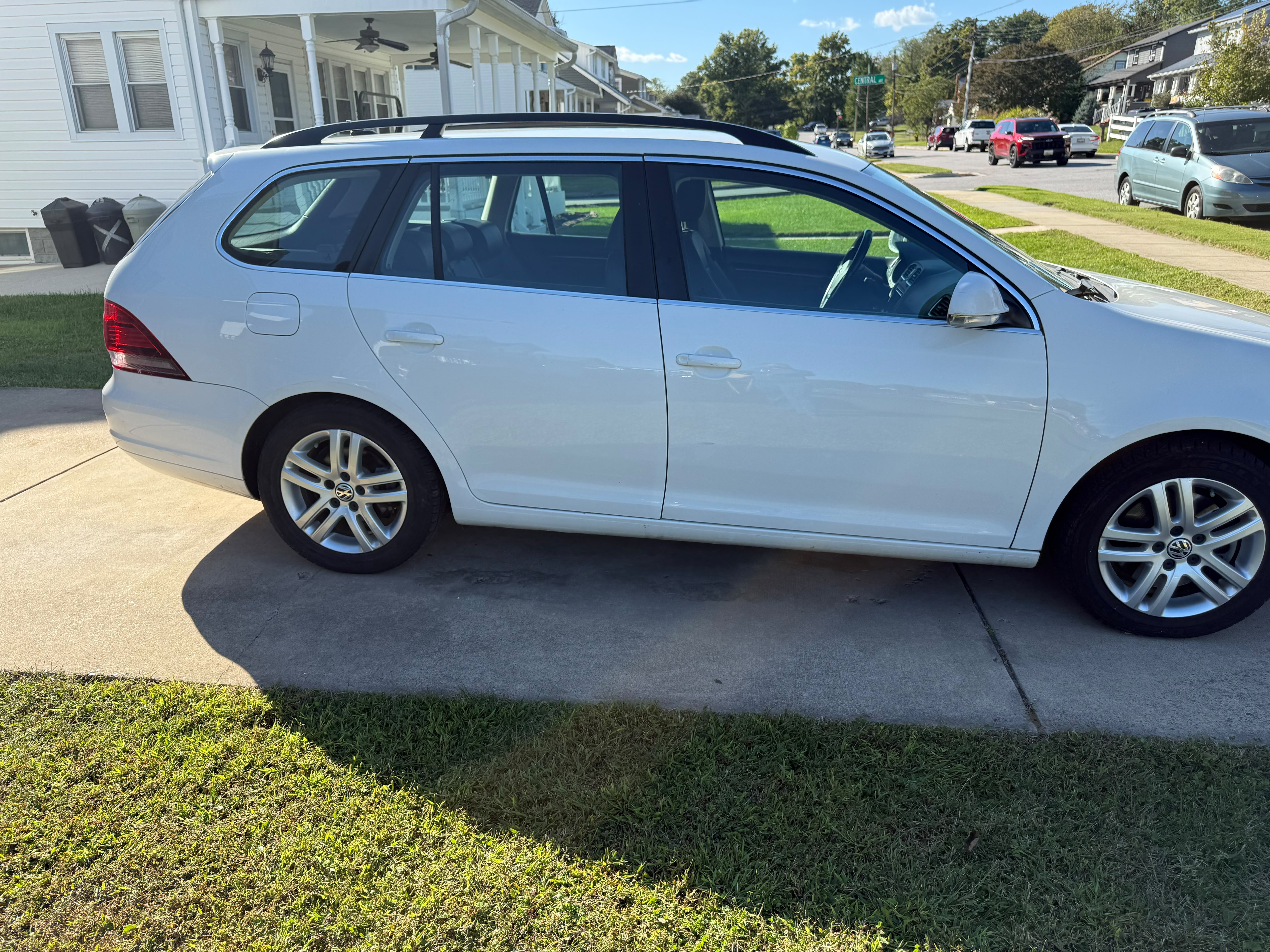 Used 2010 Volkswagen Jetta TDI FWD image 11