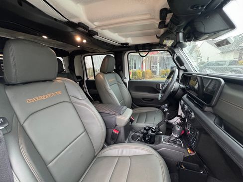 Used 2024 Jeep Gladiator Mojave w/ Technology Group image 21