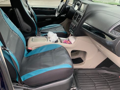 Used 2017 Dodge Grand Caravan SXT FWD image 2
